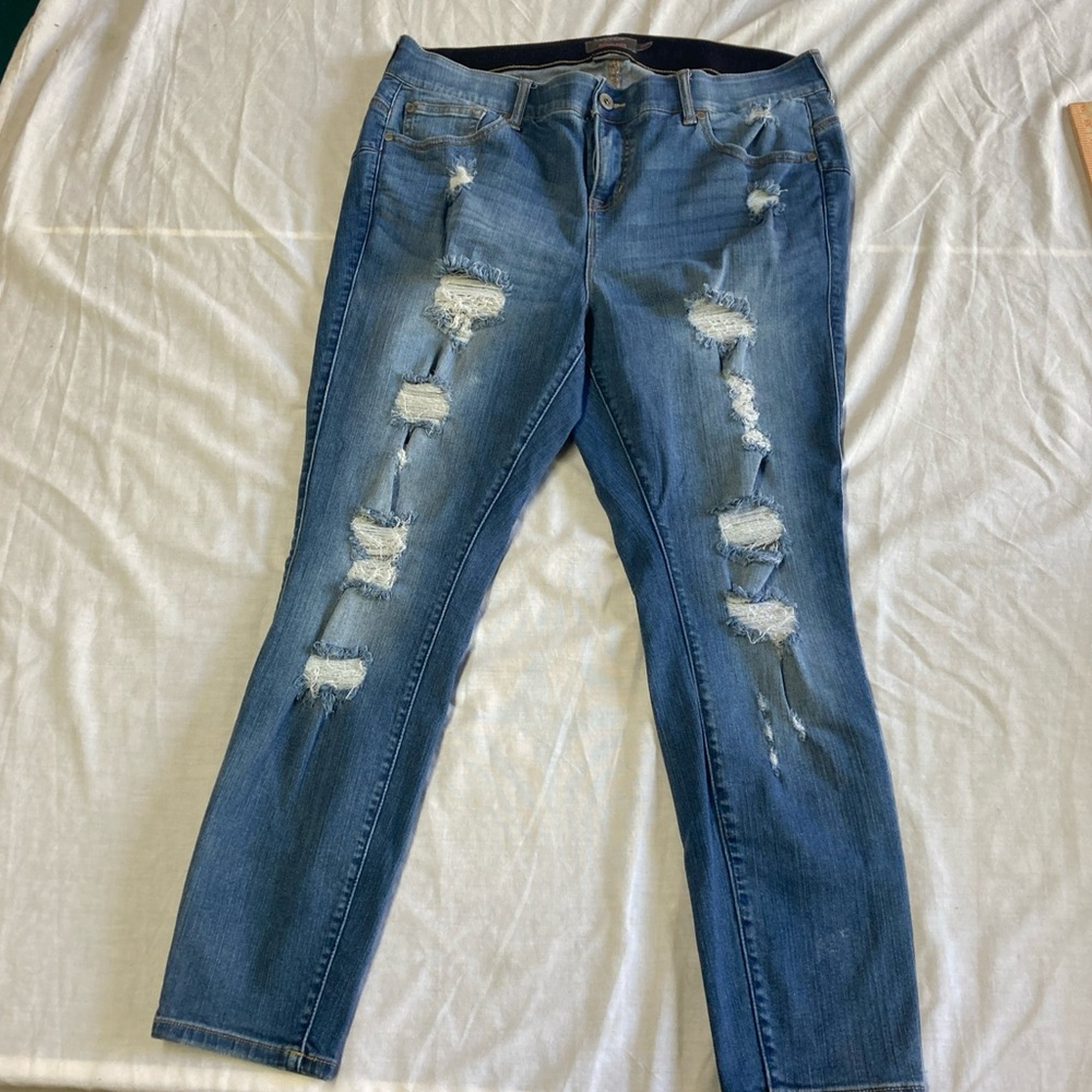 Torrid bombshell skinny jeans size 18S distressed